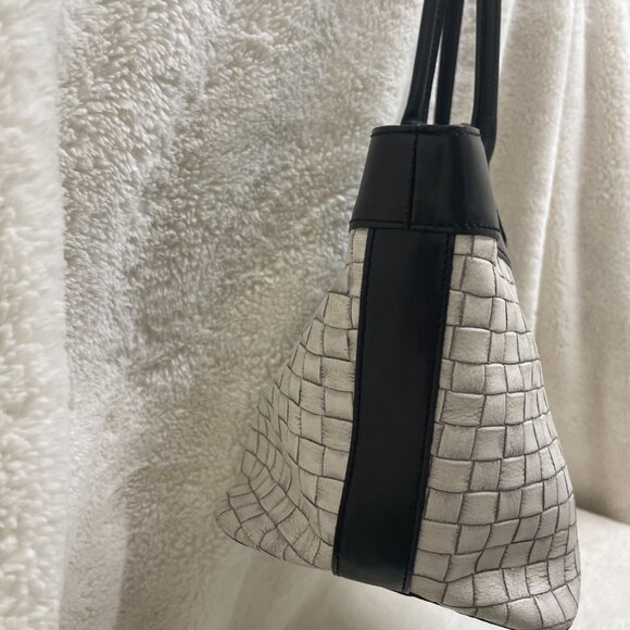 Beautiful, Sophisticated Black/Cream 2-toned Leather Woven Textured Purse by Kem - Picture 8 of 14
